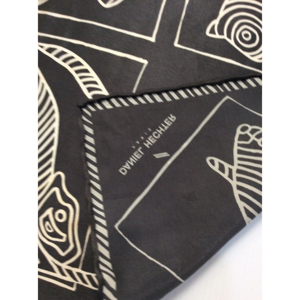 DANIEL HECHTER PARIS Gray Animals Print Silk Scarf 20"/20,5" EX COND - Picture 9 of 10